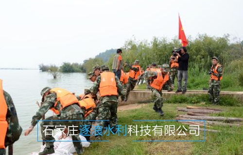 河南黃河沿岸地帶，利用防汛沙袋進(jìn)行擋水工作