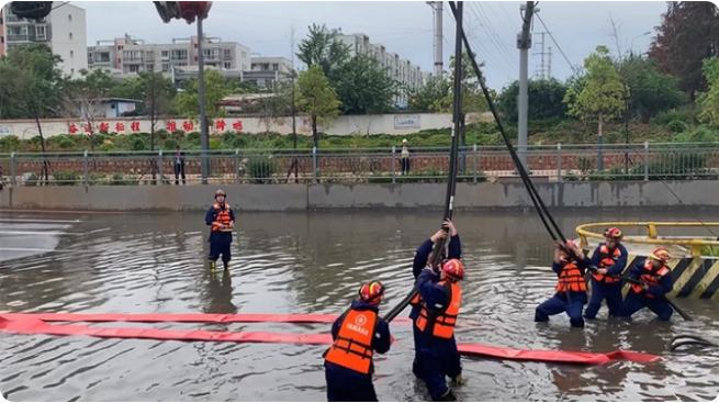 麒麟?yún)^(qū)遭暴雨突襲|部分道路積水嚴(yán)重，消防緊急排澇解憂